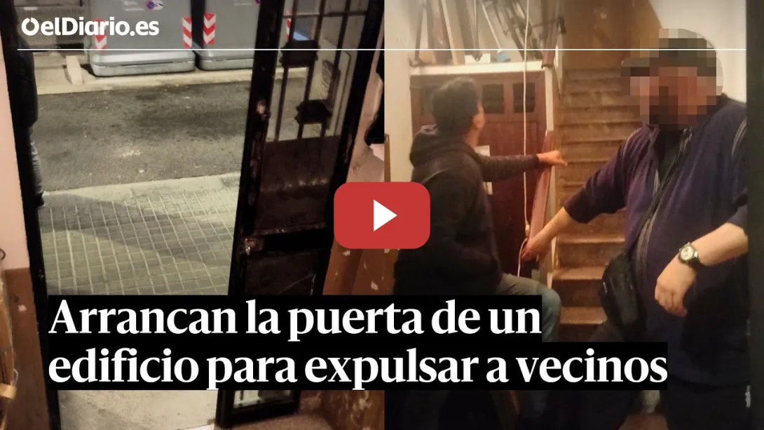 Embedded thumbnail for Empresa de DESOKUPACIONES ARRANCA la puerta de un edificio para EXPULSAR a sus vecinos en Barcelona