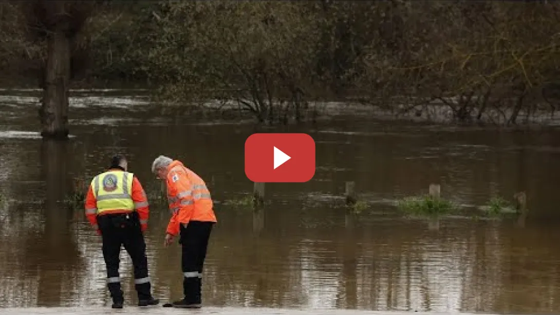 Embedded thumbnail for Los bomberos de Madrid revisan el paso del río Manzanares tras su crecida por el temporal