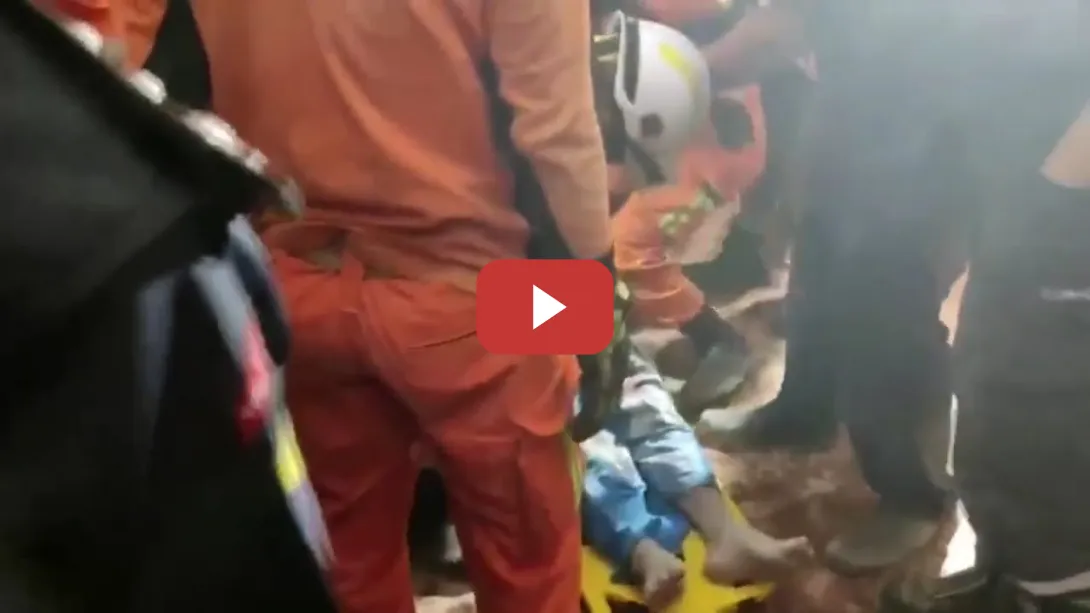 Embedded thumbnail for Bomberos localizan a un hombre entre los escombros cinco días después del terremoto en Myanmar