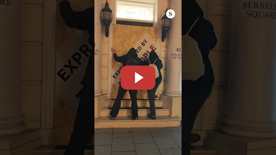 Embedded thumbnail for Un grupo de activistas ‘expropia’ la sede de Blackstone en Europa para denunciar la especulación