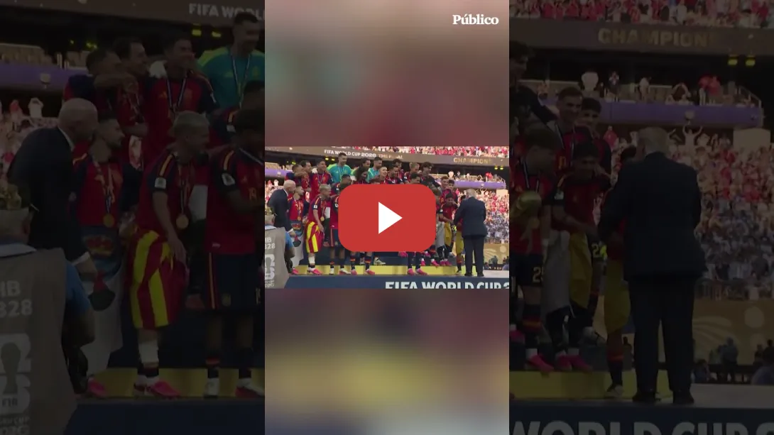 Embedded thumbnail for Así fue el momento en el que DONALD TRUMP se negaba a quitarse de la foto de los campeones