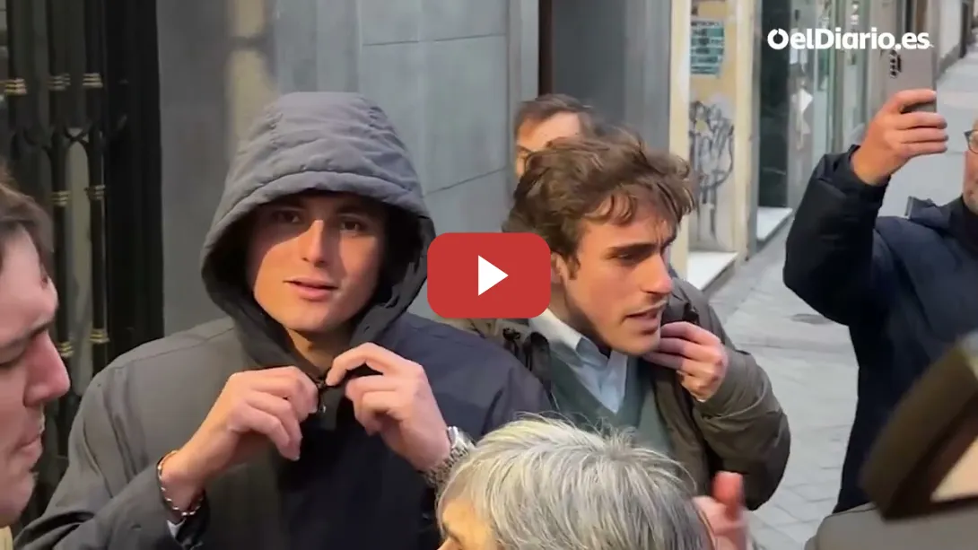 Embedded thumbnail for Vito Quiles aparece en la charla de Rufián y los asistentes intentan echarle con gritos de "fuera"