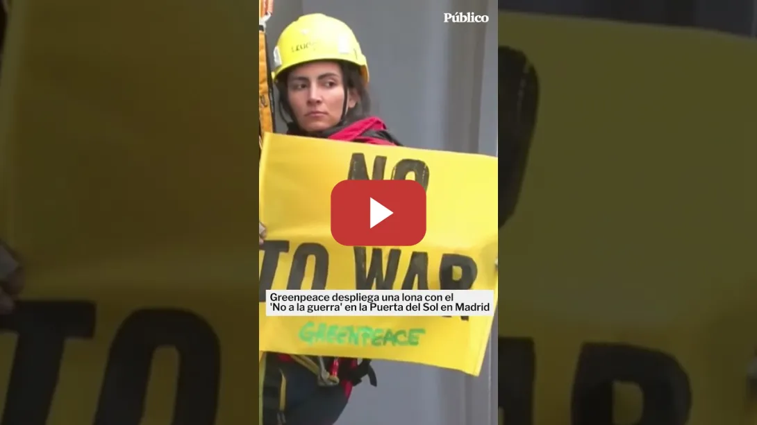 Embedded thumbnail for Greenpeace ha desplegado este martes una lona con el "No a la guerra" en la madrileña Puerta del Sol