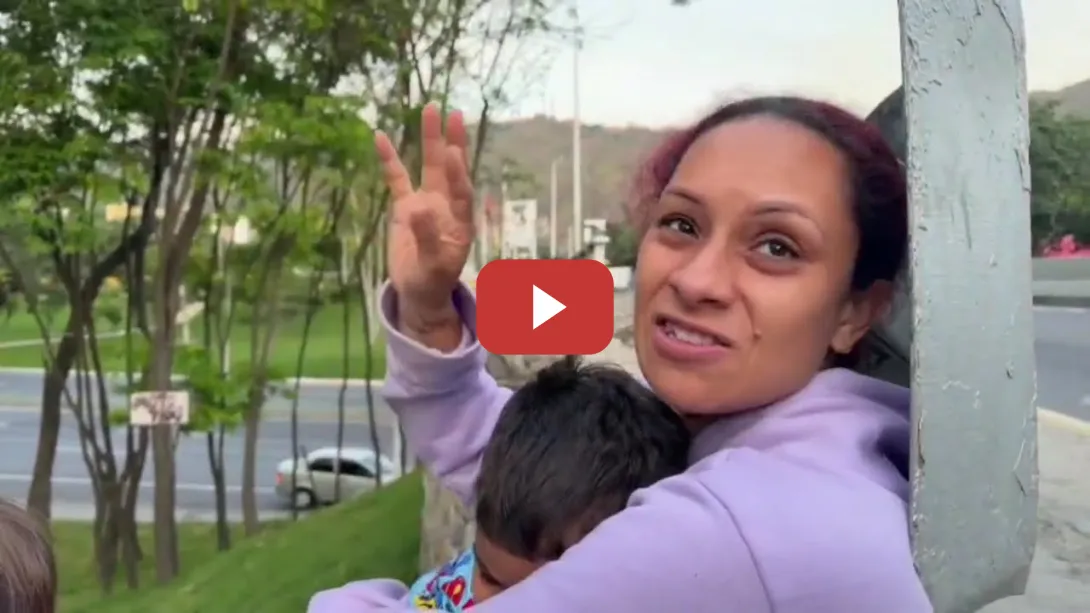 Embedded thumbnail for Decenas de personas abandonan el mayor complejo militar venezolano