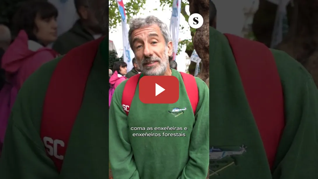 Embedded thumbnail for Miles de personas se manifiestan en Santiago contra la política forestal de la Xunta