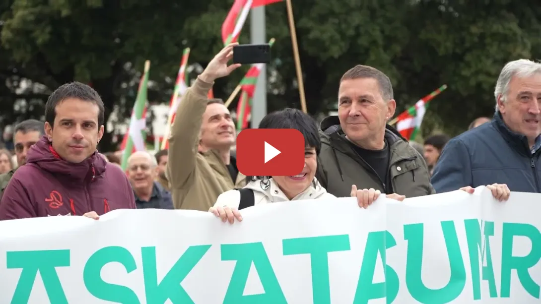Embedded thumbnail for Euskal Herria: zutik eta bizirk