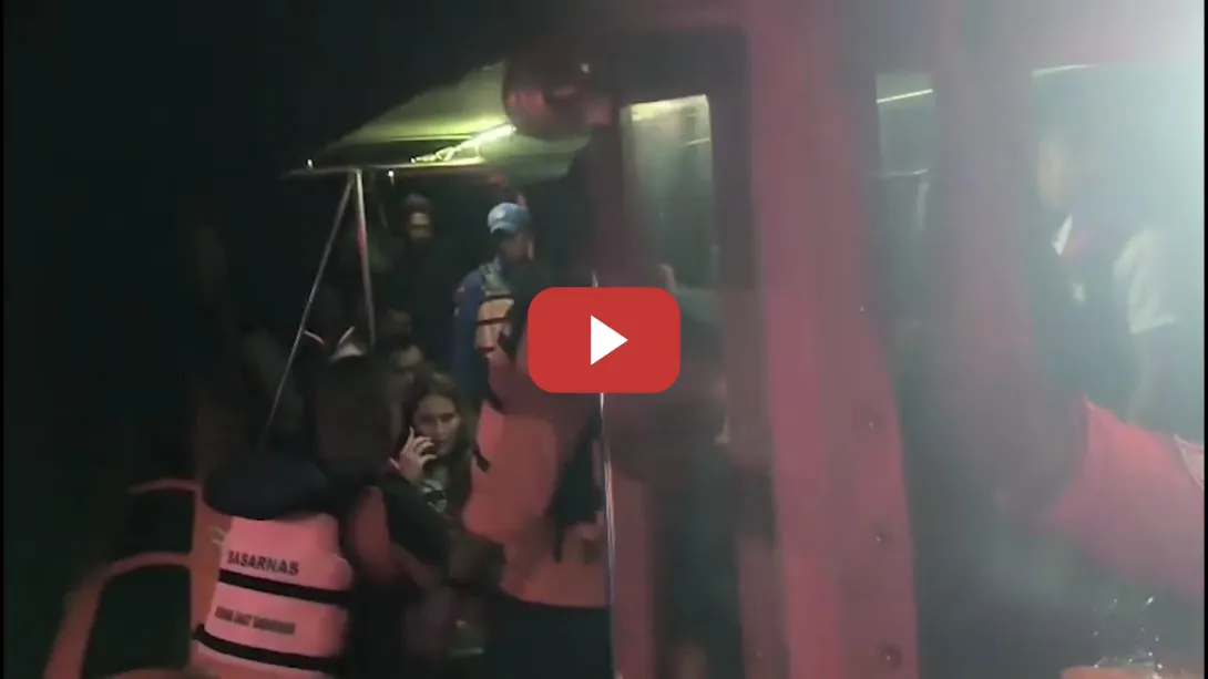 Embedded thumbnail for Cuatro miembros de una familia, desaparecidos en un naufragio en Bali