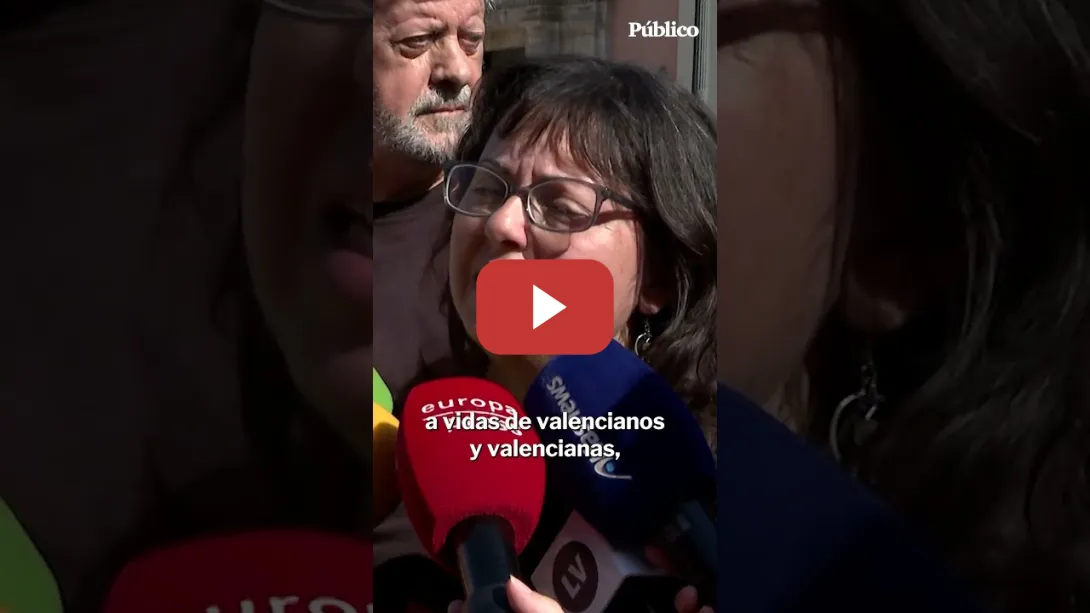 Embedded thumbnail for Despliegan 229 mantas térmicas, en Valencia, con los nombres de las personas fallecidas por la Dana