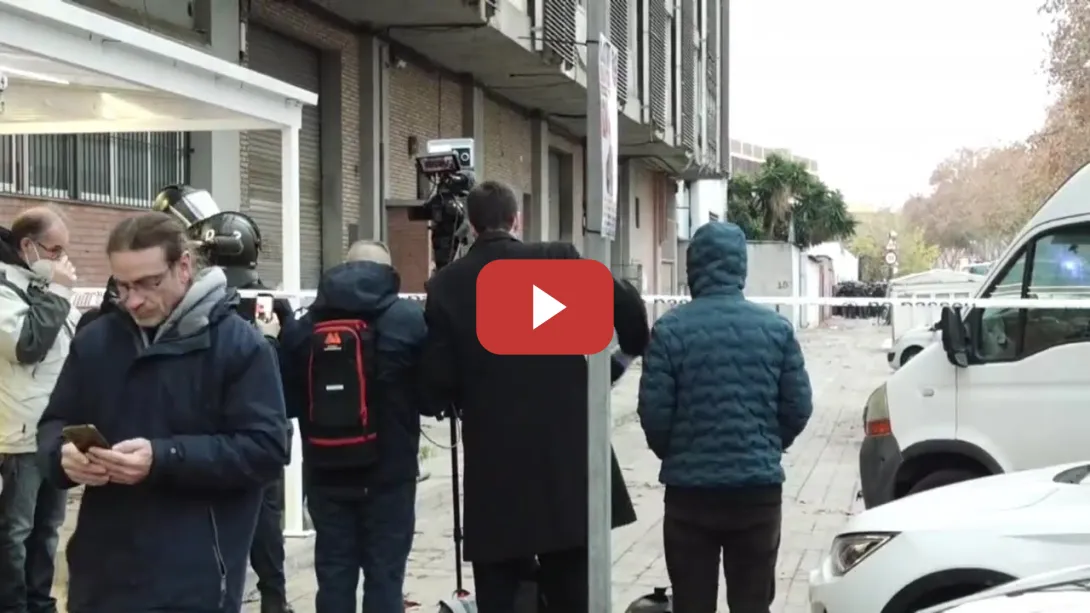 Embedded thumbnail for Los Mossos desalojan a decenas de personas del antiguo instituto B9 de Badalona