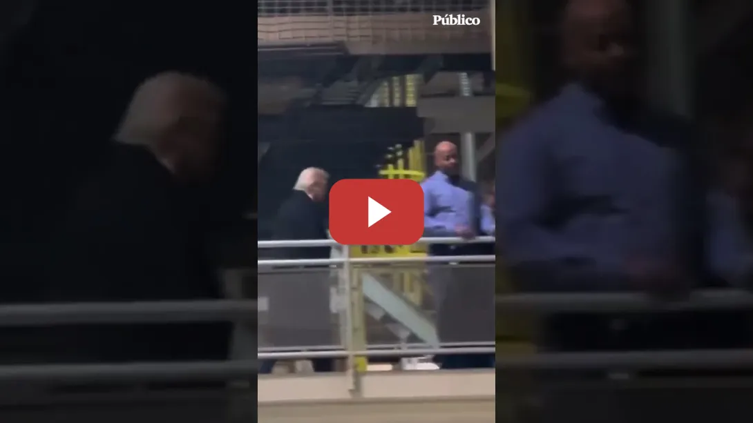 Embedded thumbnail for Trump responde con un "jódete" y una peineta a un trabajador que le gritó "protector de pedófilos"