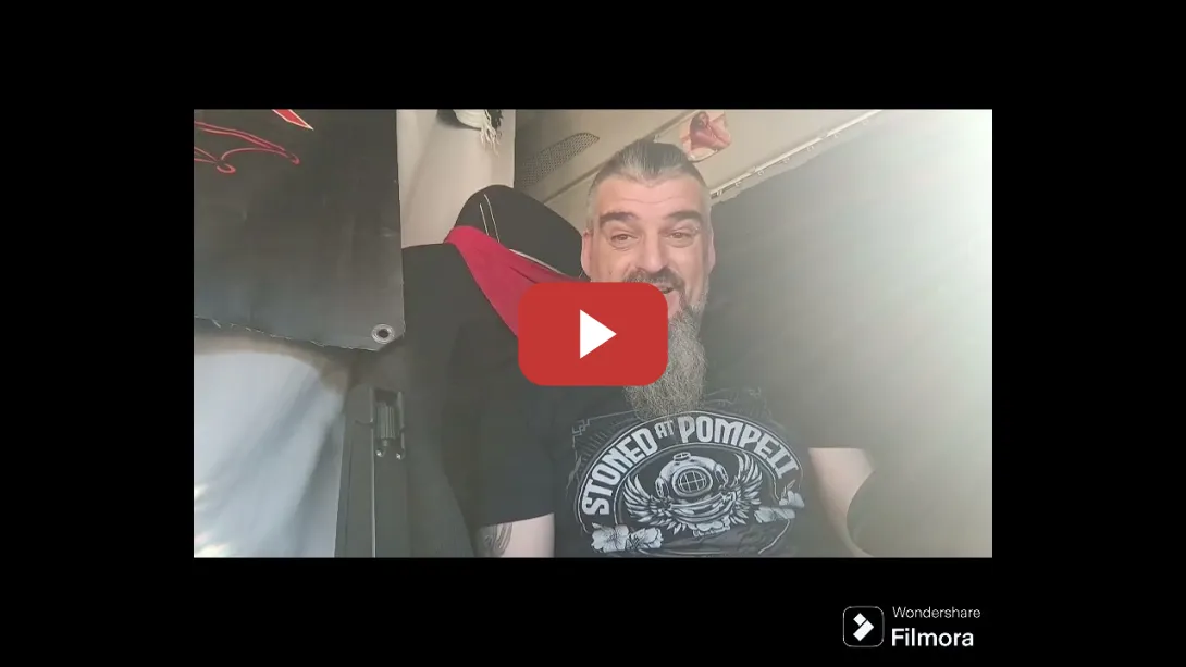 Embedded thumbnail for Otro tarado que se cree que va a ser eternamente joven.
