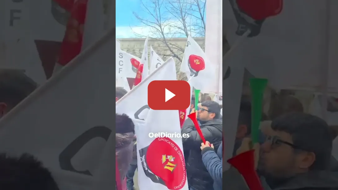 Embedded thumbnail for Trabajadores de Adif y Renfe protestan tras los últimos accidentes:“Hay que actuar de forma radical”