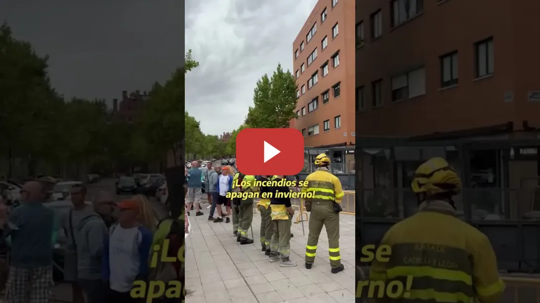 Embedded thumbnail for Los bomberos hacen un fuego frente a las Cortes de Castilla y León y exigen la dimisión de Mañueco