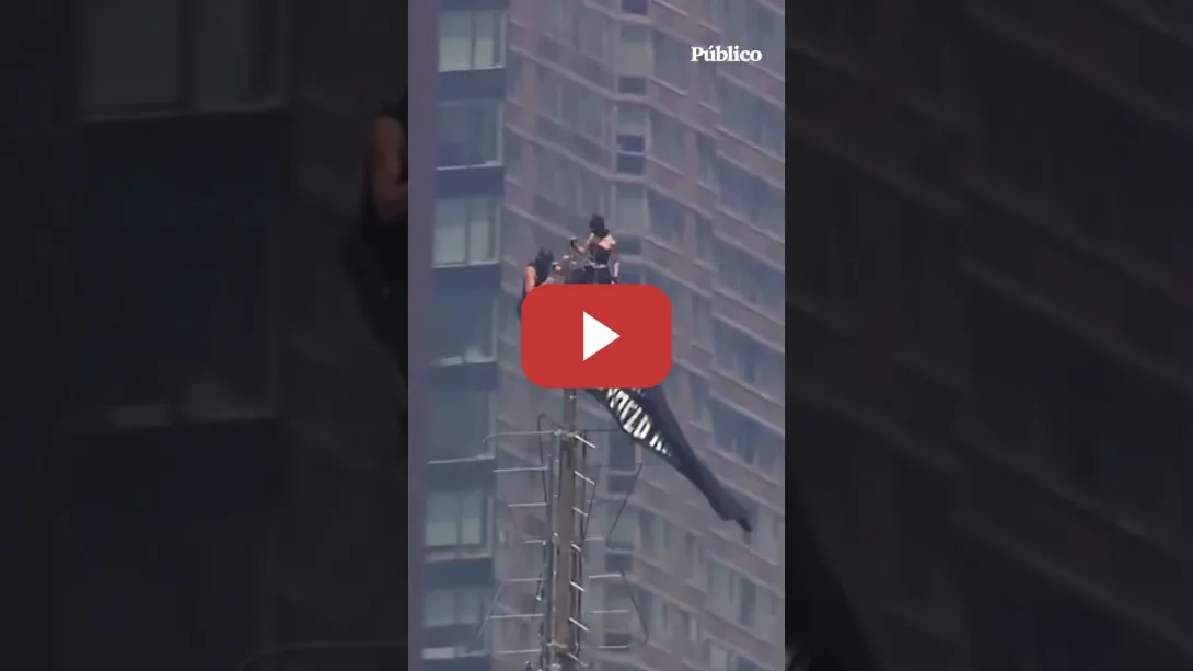 Embedded thumbnail for Dos personas se suben a la cima del Empire State a favor del amor, la paz y en contra de la guerra