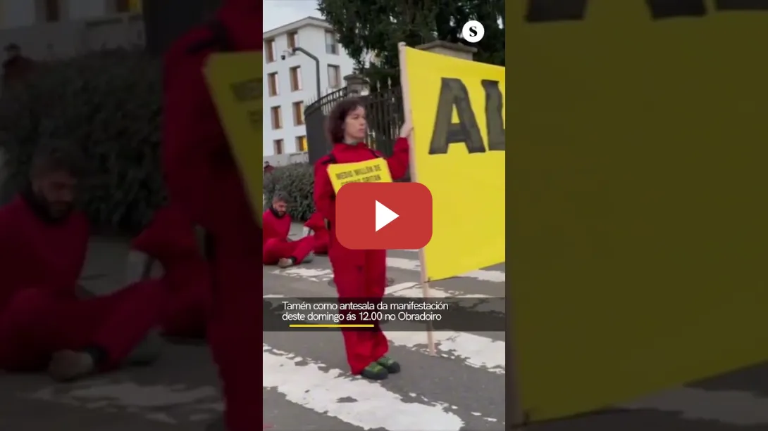 Embedded thumbnail for Activistas de Greenpeace instalan ‘una celulosa’ en la sede de la Xunta en protesta contra Altri