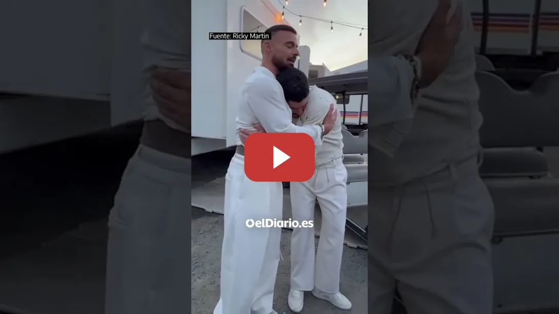 Embedded thumbnail for La emoción de Bad Bunny con Ricky Martin al final de su actuación en la Super Bowl