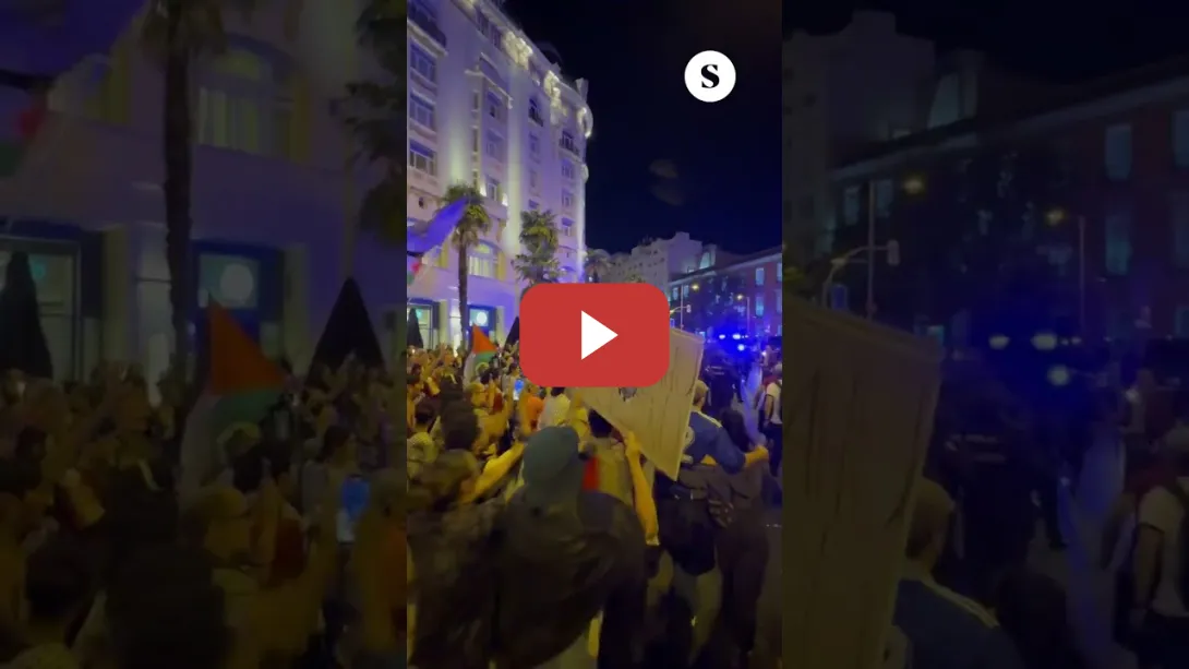 Embedded thumbnail for 🔴Los manifestantes propalestina obligan a retirarse a la Policía Nacional de la plaza de Neptuno.