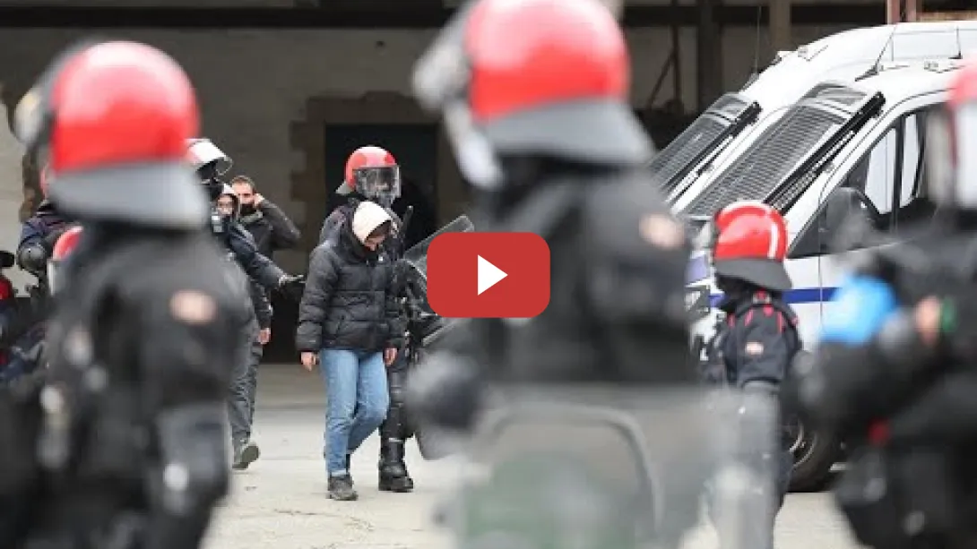 Embedded thumbnail for La Ertzaintza desaloja del gaztetxe de Bilbao a los cuatro últimos okupas
