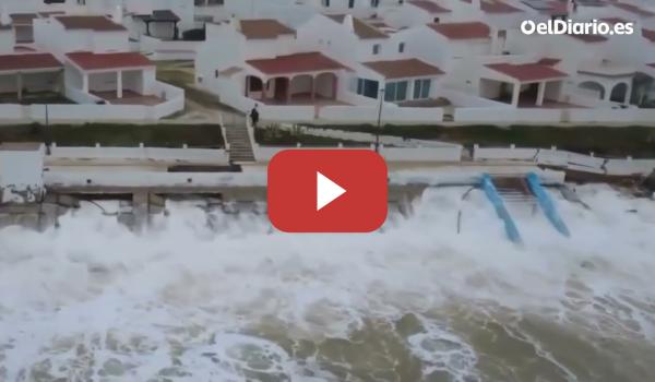 Embedded thumbnail for Un dron muestra cómo el temporal 'se come' el paseo marítimo de Matalascañas