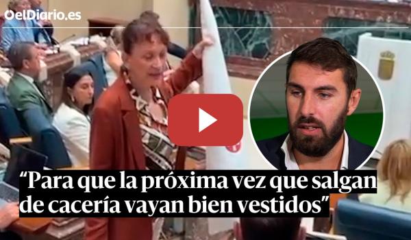 Embedded thumbnail for Diputada de PODEMOS le da al líder de VOX un CAPIROTE del KU KLUX KLAN para &quot;CAZAR MIGRANTES&quot;
