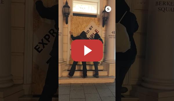 Embedded thumbnail for Un grupo de activistas ‘expropia’ la sede de Blackstone en Europa para denunciar la especulación