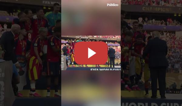 Embedded thumbnail for Así fue el momento en el que DONALD TRUMP se negaba a quitarse de la foto de los campeones