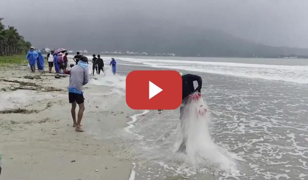 Embedded thumbnail for El tifón Kalmaegi toca tierra en Vietnam con vientos de hasta 200km/h