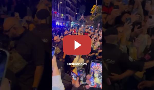 Embedded thumbnail for Rosalía sale de la plaza de Callao ante la indignación de sus fans “¿Todo para esto?”