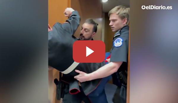 Embedded thumbnail for Un senador republicano rompe el brazo de un antiguo marine que protestaba contra la guerra de Irán