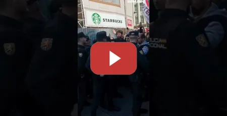 Embedded thumbnail for La policía carga contra los manifestantes por la educación pública