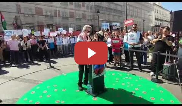 Embedded thumbnail for Almodóvar, Miguel Ríos, León de Aranoa y otros leen los nombres de los niños asesinados en Gaza