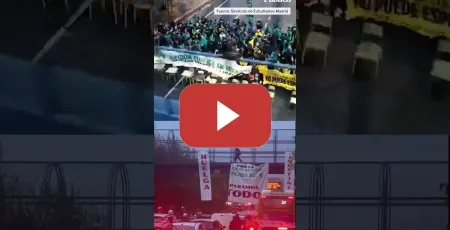 Embedded thumbnail for Decenas de profesores cortan la A-3 para denunciar la "falta de diálogo" del Gobierno de Ayuso
