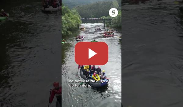 Embedded thumbnail for Centos de persoas decen e enchen o río Ulla nunha protesta histórica contra a celulosa de Altri