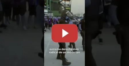 Embedded thumbnail for Una estelada, un menor reducido y esposado, y aun así siguen cayendo golpes.