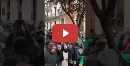 Embedded thumbnail for La Policía carga contra los docentes madrileños para facilitar la salida de Ayuso de un acto