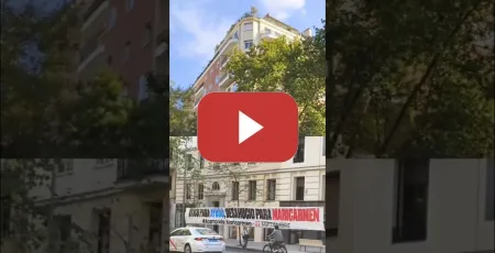 Embedded thumbnail for El Sindicato de Inquilinas pone una pancarta frente al último ático de Ayuso
