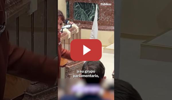 Embedded thumbnail for Una diputada de Podemos en Murcia entrega un capirote del Ku Klux Klan al líder de Vox