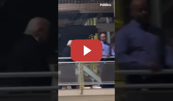 Embedded thumbnail for Trump responde con un "jódete" y una peineta a un trabajador que le gritó "protector de pedófilos"