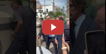 Embedded thumbnail for Recibe a Aznar en Ceuta como se merece y la policía le identifica