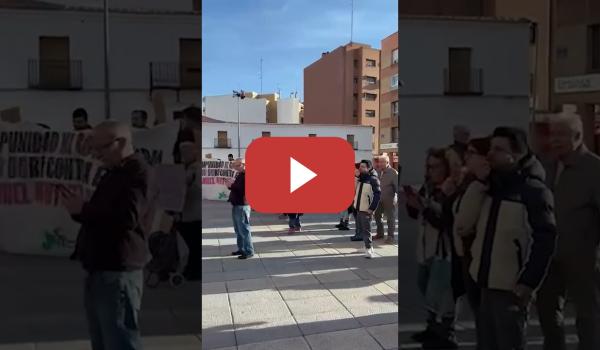 Embedded thumbnail for Protestas a las puertas del ayuntamiento de Móstoles por las acusaciones de acoso del alcalde