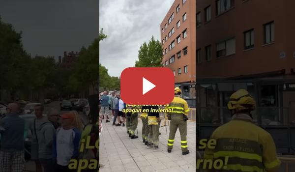 Embedded thumbnail for Los bomberos hacen un fuego frente a las Cortes de Castilla y León y exigen la dimisión de Mañueco