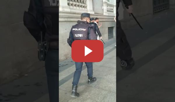 Embedded thumbnail for La Policía golpea a un grupo de turistas británicos después de la cancelación del final de La Vuelta