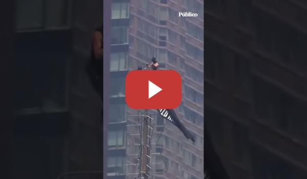 Embedded thumbnail for Dos personas se suben a la cima del Empire State a favor del amor, la paz y en contra de la guerra